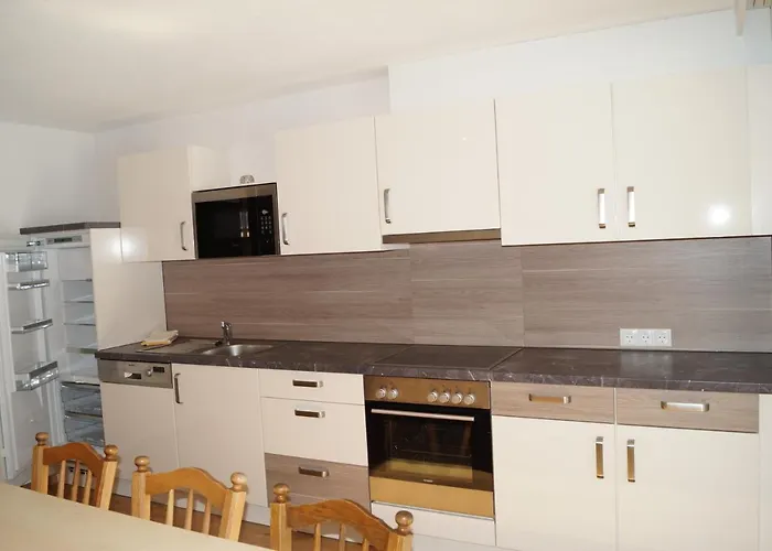 Apart Andrea ايشجل